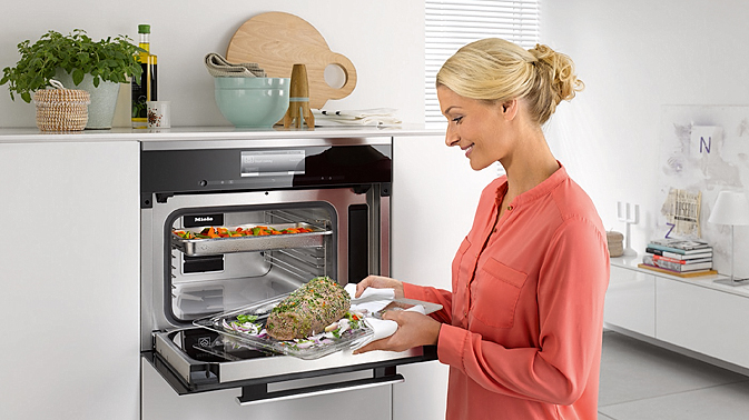 Come scegliere il forno a microonde: vantaggi e alimenti da non cucinare